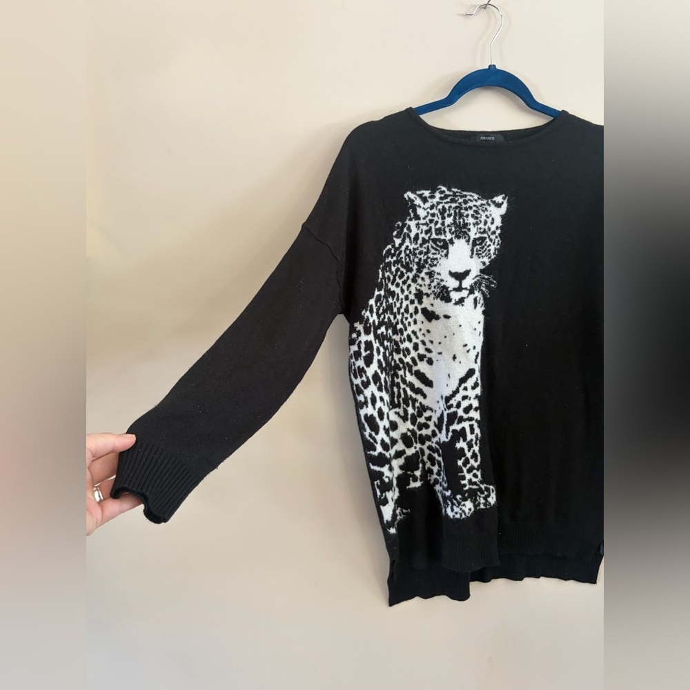 Forever 21 Black & White Leopard Jaguar Cheetah Long Sleeve Sweater Top Shirt - Picture 4 of 11
